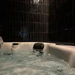 Hydra Haven L Sauna & Jacuzzi L Luxury Wellness Loft *