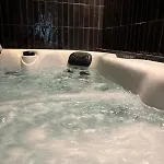 Hydra Haven L Sauna & Jacuzzi L Luxury Wellness Loft *