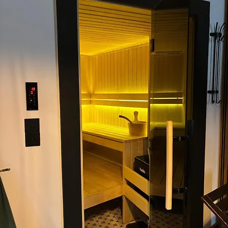 Hydra Haven L Sauna & Jacuzzi L Luxury Wellness Loft *