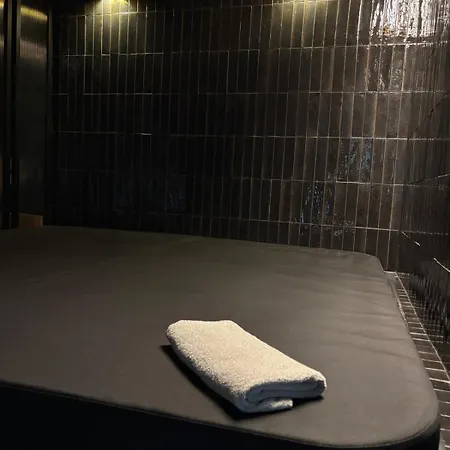 Hydra Haven L Sauna & Jacuzzi L Luxury Wellness Loft Lägenhet