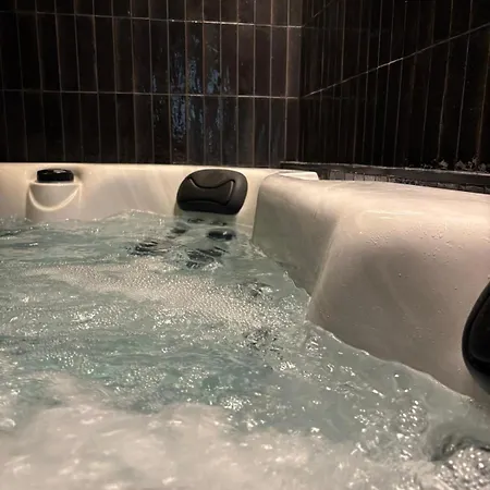 Hydra Haven L Sauna & Jacuzzi L Luxury Wellness Loft Lägenhet