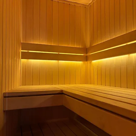 Hydra Haven L Sauna & Jacuzzi L Luxury Wellness Loft *