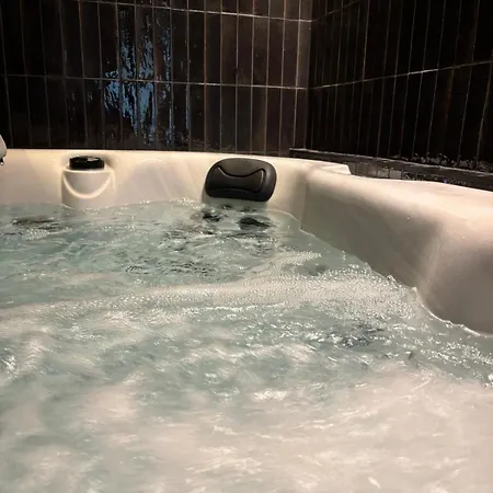Hydra Haven L Sauna & Jacuzzi L Luxury Wellness Loft *