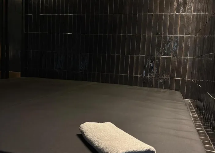 Hydra Haven L Sauna & Jacuzzi L Luxury Wellness Loft Апартаменты