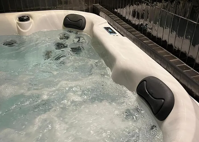 Hydra Haven L Sauna & Jacuzzi L Luxury Wellness Loft Lejlighed