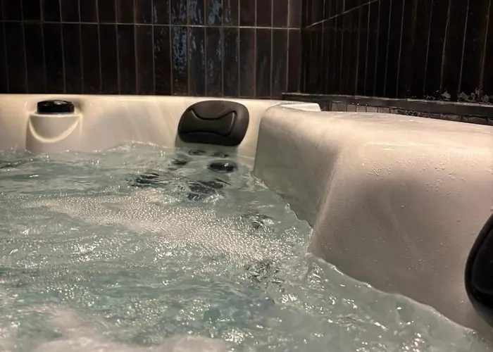 Hydra Haven L Sauna & Jacuzzi L Luxury Wellness Loft Апартаменты