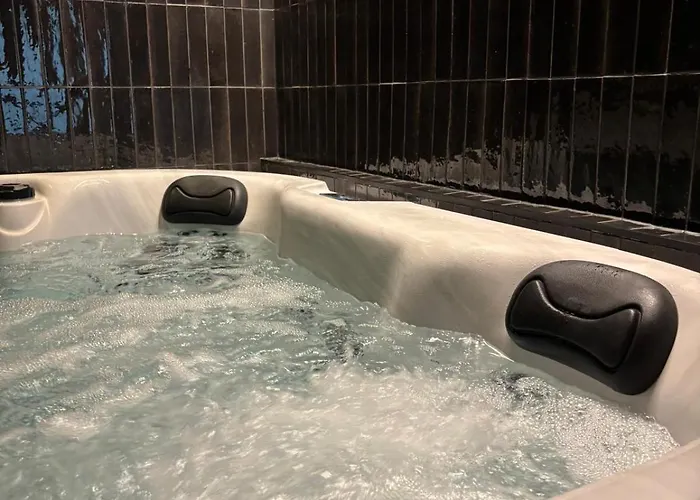 Hydra Haven L Sauna & Jacuzzi L Luxury Wellness Loft Katowice