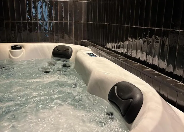 Hydra Haven L Sauna & Jacuzzi L Luxury Wellness Loft Апартаменты *