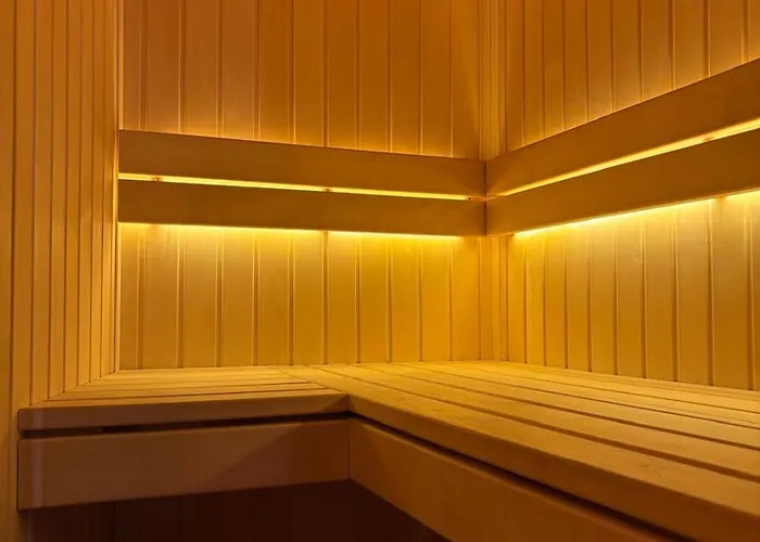 Hydra Haven L Sauna & Jacuzzi L Luxury Wellness Loft *