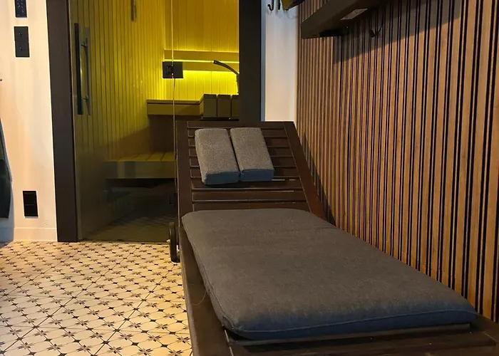 Hydra Haven L Sauna & Jacuzzi L Luxury Wellness Loft