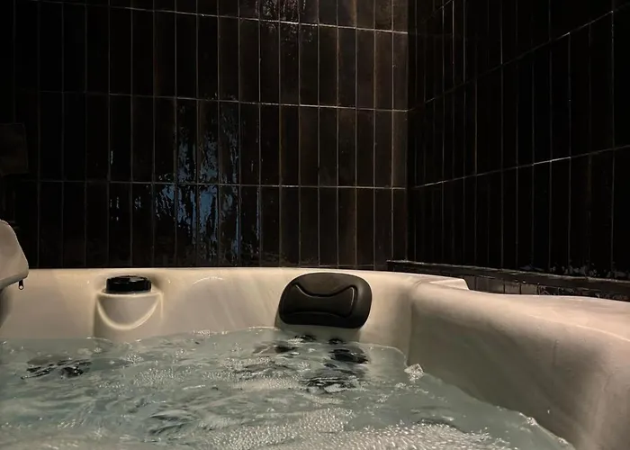 Hydra Haven L Sauna & Jacuzzi L Luxury Wellness Loft *