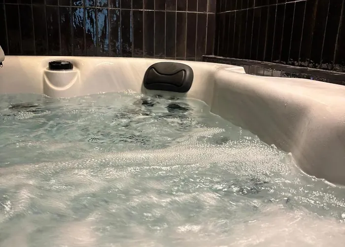 Hydra Haven L Sauna & Jacuzzi L Luxury Wellness Loft *